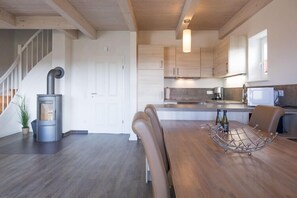 Frigorífico, microondas, horno y placa de cocina