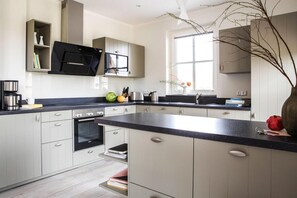 Een koelkast, een magnetron, een oven, een kookplaat
