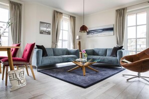 Smart TV, fireplace, DVD player