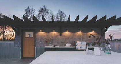 The Dwelling Apt 2 | Rooftop Terrace w/ Grill + Fire Pit!