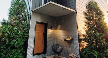 The Dwelling | Rooftop Terrace w/ VIEWS + Fire Pit!