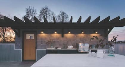 The Dwelling | Rooftop Terrace w/ VIEWS + Fire Pit!