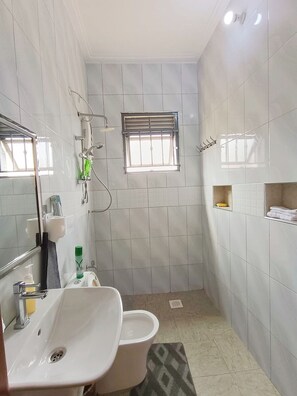 Comfort appartement, balkon | Badkamer | Milieuvriendelijke toiletartikelen, pantoffels, handdoeken, zeep