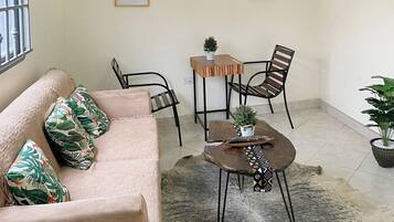 Căn hộ tiện nghi đơn giản, ban công | Khu phòng khách | Smart TV 43-inch có truyền hình kỹ thuật số, Netflix, Hulu