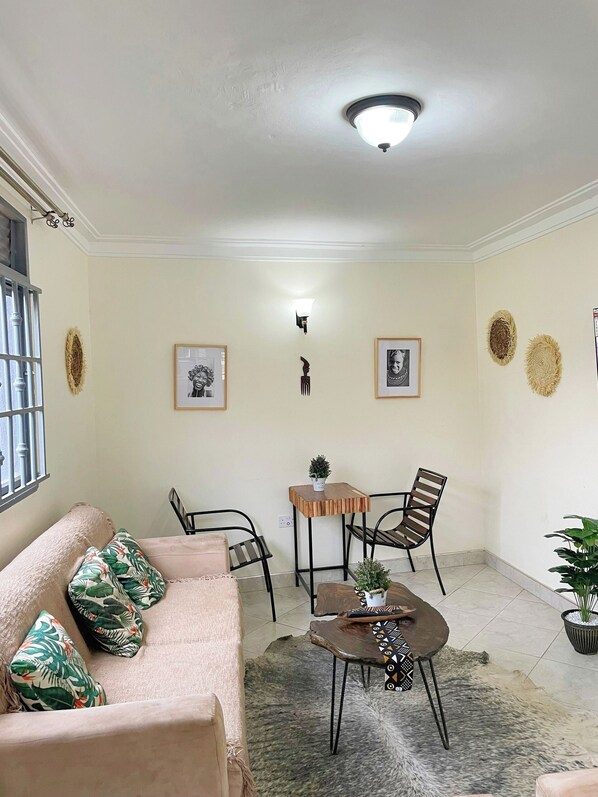 Comfort appartement, balkon | Woonruimte | Een 43-inch smart-tv met digitale zenders, Netflix en Hulu