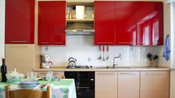 Frigorifero, piano cottura, lavastoviglie, macchina per tè/caffè