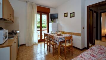 Kühlschrank, Mikrowelle, Herdplatte, Wasserkocher mit Kaffee-/Teezubehör