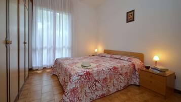 2 Schlafzimmer, Reisekinderbett