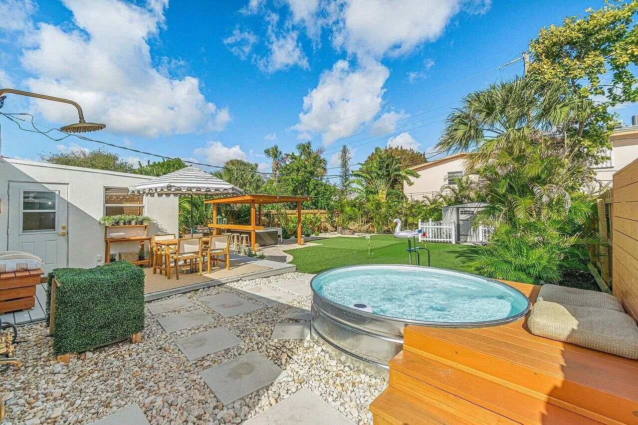 3 Bedroom home, 1.1 miles to the beach, walk to restaurants.
