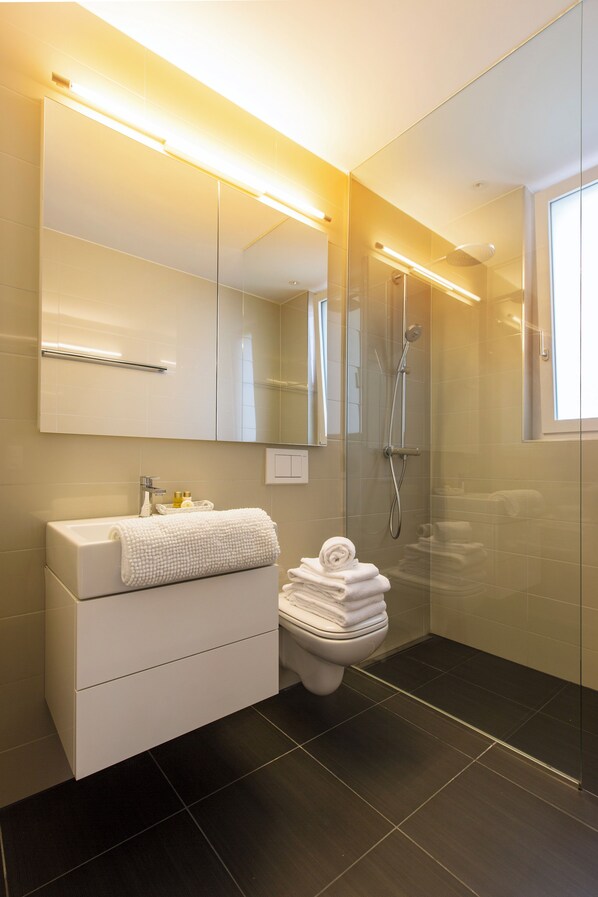 Business Studio | Bathroom | Shower, rainfall showerhead, free toiletries, hair dryer