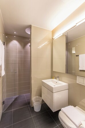 Business Studio | Bathroom | Shower, rainfall showerhead, free toiletries, hair dryer