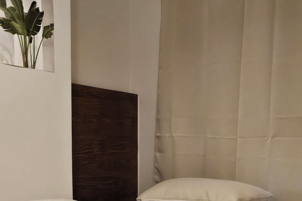 Biancheria da letto ipoallergenica, una scrivania, postazione laptop