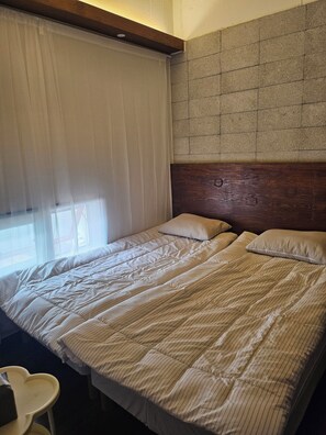 Comfort Twin Room - 2 Single Beds, Non-Smoking, Private Bathroom, Room 109 | Allergitestet sengetøy, skrivebord og skrivebord for bærbar PC