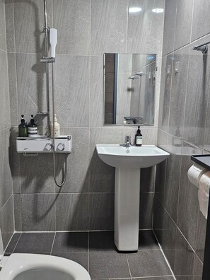 Shower, hair dryer, slippers, towels - Travel Light Hostel (Busan)
