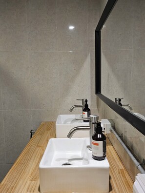 Shared bathroom - Travel Light Hostel (Busan)
