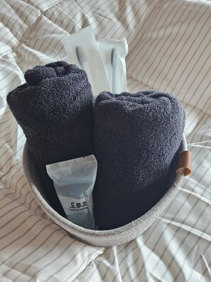 Hypo-allergenic bedding, desk, laptop workspace, soundproofing - Travel Light Hostel (Busan)