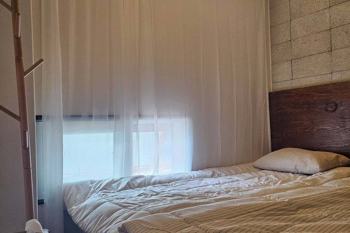 Comfort Twin Room - 2 Single Beds, Non-Smoking, Private Bathroom, Room 109 | ملاءات للفراش لا تسبب الحساسية ومكتب ومساحة عمل للكمبيوتر المحمول