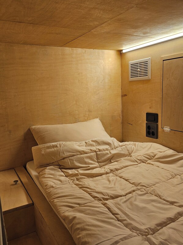 Hypo-allergenic bedding, desk, laptop workspace, soundproofing - Travel Light Hostel (Busan)