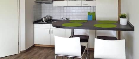 Geladeira, cooktop, cafeteira/chaleira, torradeira