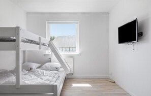 2 bedrooms, travel crib, free WiFi