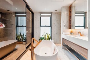 ห้องเพรสซิเดนเชียลสวีท, 3 ห้องนอน, ใช้คลับเลานจ์ได้, วิวเมือง | ผ้าปูที่นอนฝ้ายอียิปต์, เครื่องนอนระดับพรีเมียม, เตียงเมมโมรีโฟม