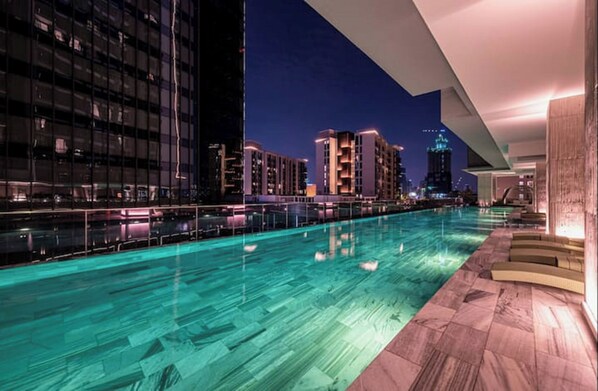 Suite presidencial, 3 habitaciones, Acceso al salón del club, vistas a la ciudad | 3 dormitorios, sábanas de algodón egipcio, ropa de cama de alta calidad