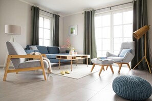 Una Smart TV, una chimenea, un reproductor de DVD