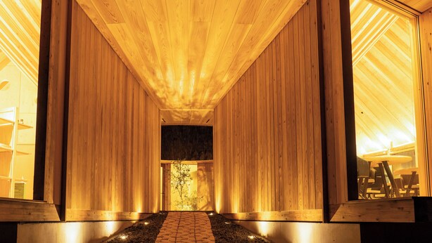 A wooden interior with a central pathway leading to a door. - Nordisk Hygge Circles UGAKEI (Inabe)