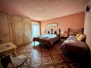 Suite clásica, baño privado | Tabla de planchar con plancha, cunas gratuitas, wifi gratis