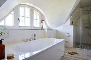 Dusche, Haartrockner, Handtücher