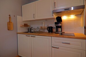 Fridge, stovetop, coffee/tea maker