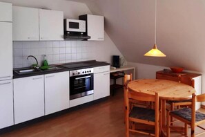 Een koelkast, een magnetron, een oven, een kookplaat
