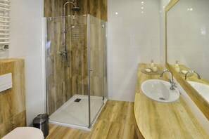 Dusj, hårføner og håndklær