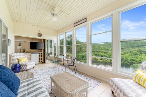 Lakeview Penthouse Condo with Sunroom & Amenities