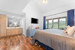 3 bedrooms, iron/ironing board, free WiFi, bed sheets - Lakeview Penthouse Condo with Sunroom & Amenities (Branson)