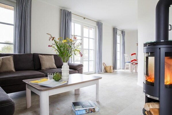 Smart-TV, Kamin, Stereoanlage