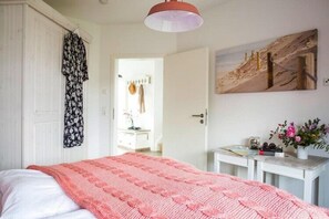 3 chambres, fer et planche à repasser, lit de bébé portatif
