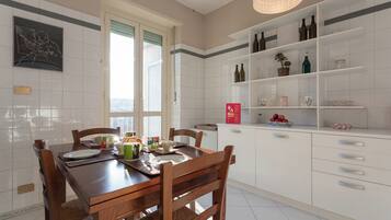 Apartment | Eigene Küche | Wasserkocher, Esstisch