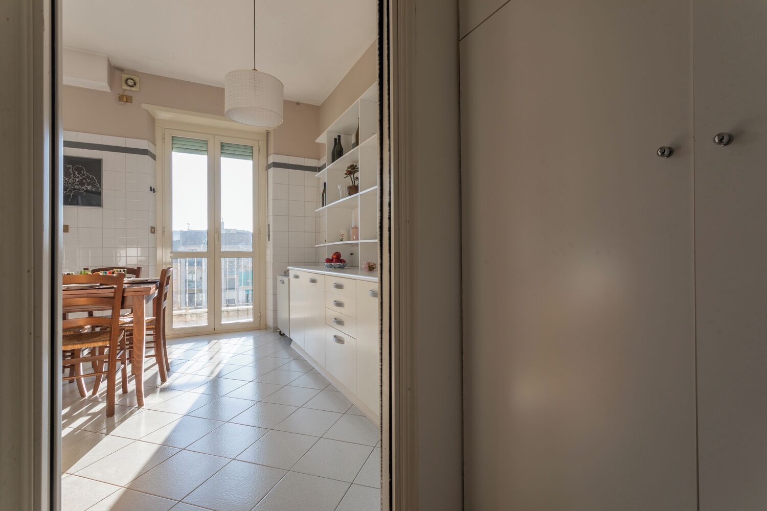 Apartamento | Cozinha privada | Chaleira elétrica, mesas de jantar