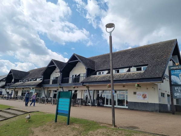 Front of property - Willen Lodge (Milton Keynes)