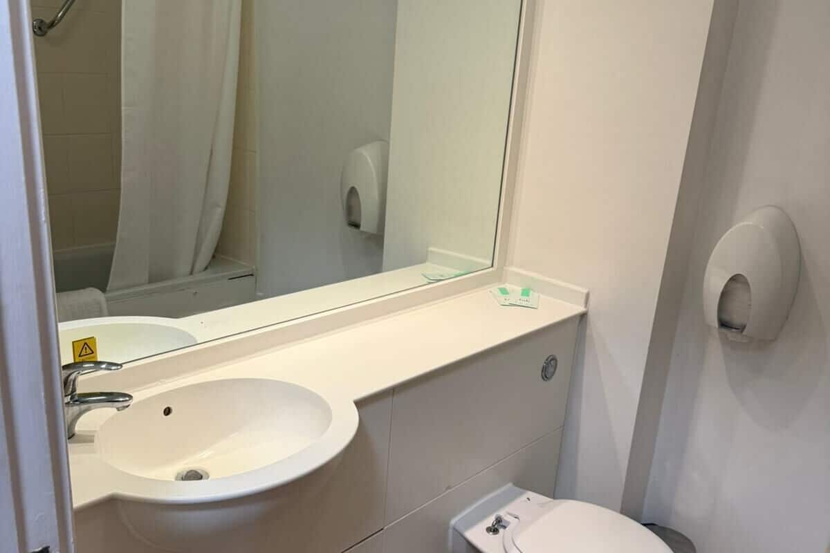 Panoramic-Zweibettzimmer | Badezimmer | Duschwanne, Handtücher, Seife, Shampoo