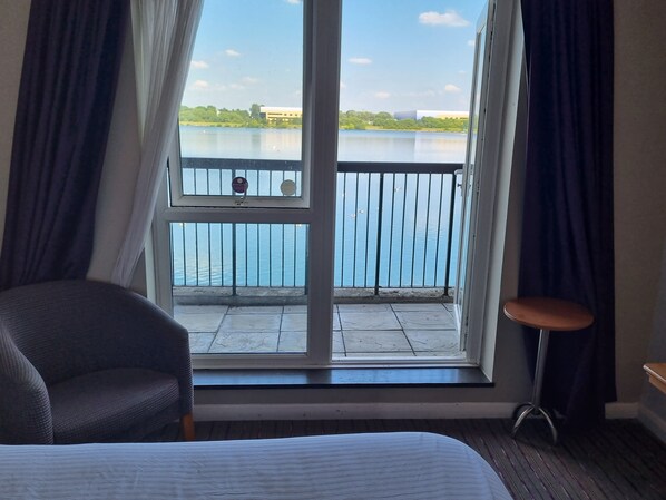 مكتب وواي فاي مجانًا وملاءات أسرّة