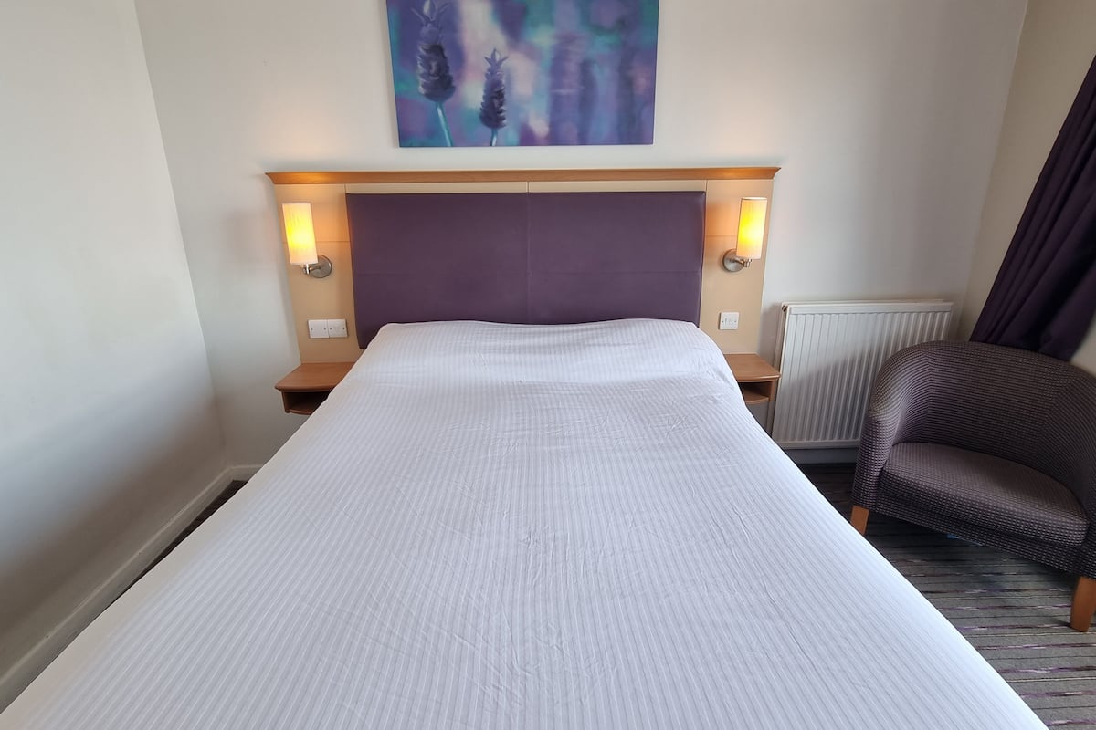 Escritorio, wifi gratis y ropa de cama 