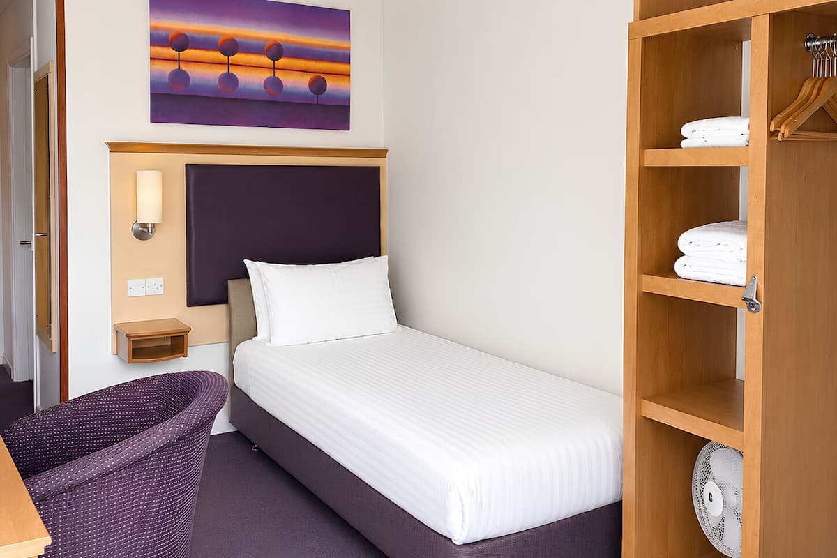 Escritorio, wifi gratis y ropa de cama 