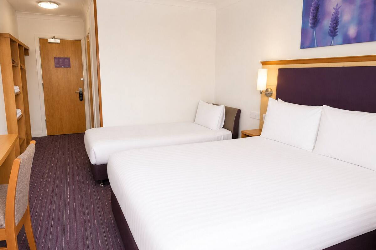 Escritorio, wifi gratis y ropa de cama 