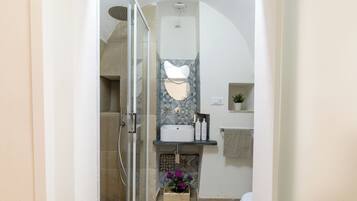 Apartment | Bathroom | Shower, hair dryer, bidet, towels