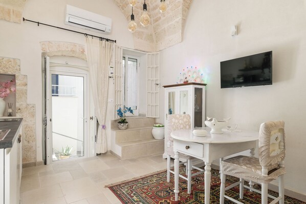 Apartment | Television - Stairway with Jacuzzi by Wonderful Italy (Ostuni)