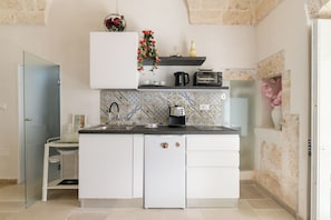 Apartment | Eigene Küche | Kühlschrank, Herdplatte, Espressomaschine