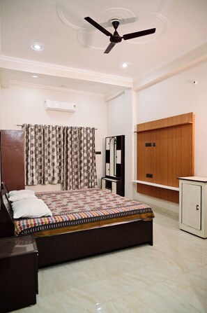 1 bedroom, WiFi, bed sheets - Luxury King-size Room in Ayodhya. 10 minutes from Ram Mandir! (Faizabad)