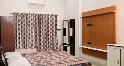 Luxury King-size Room in Ayodhya. 10 minutes from Ram Mandir!